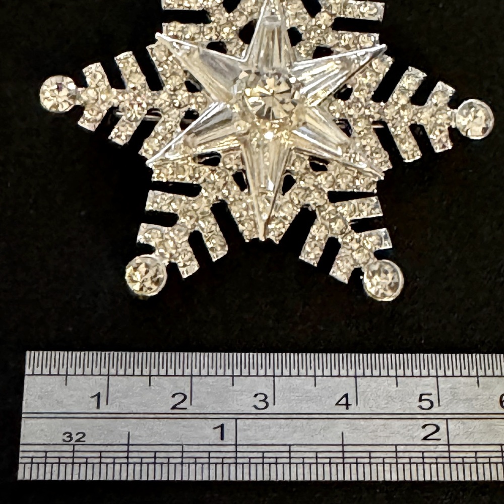 ✨Beautiful Snowflake Rhinestone Brooch - Picture 3 of 3